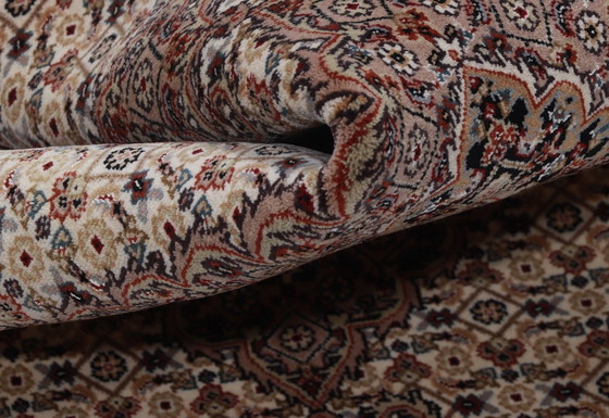 Image 1 of Alfombra de lana y seda de Nueva Tabriz con diseño Mahi: magníficos detalles de seda