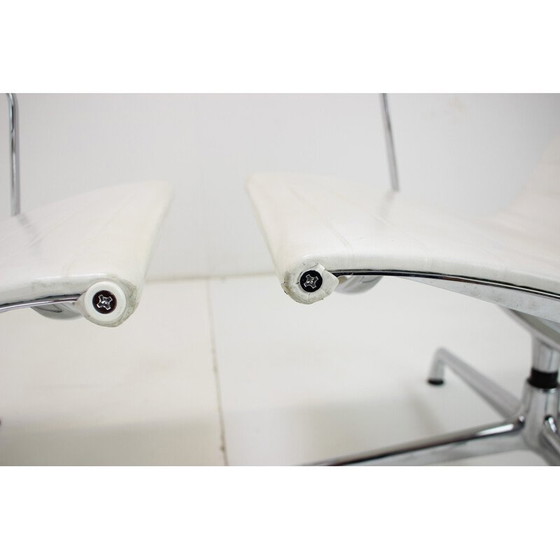 Image 1 of Coppia di poltrone vintage in pelle di Charles e Ray Eames per Vitra