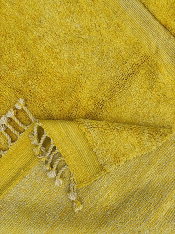 Image 1 of Tapis marocain contemporain en laine jaune