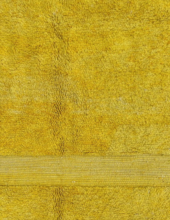 Image 1 of Tapis marocain contemporain en laine jaune