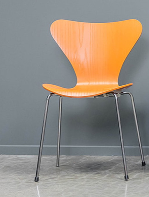 Fritz Hansen Serie 7 "butterfly" chair