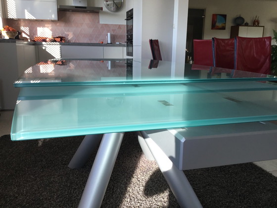 Image 1 of Table design en verre à rallonge