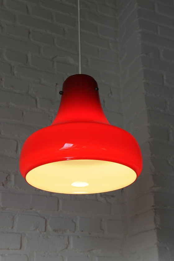 Image 1 of Lampe suspendue vintage en verre rouge