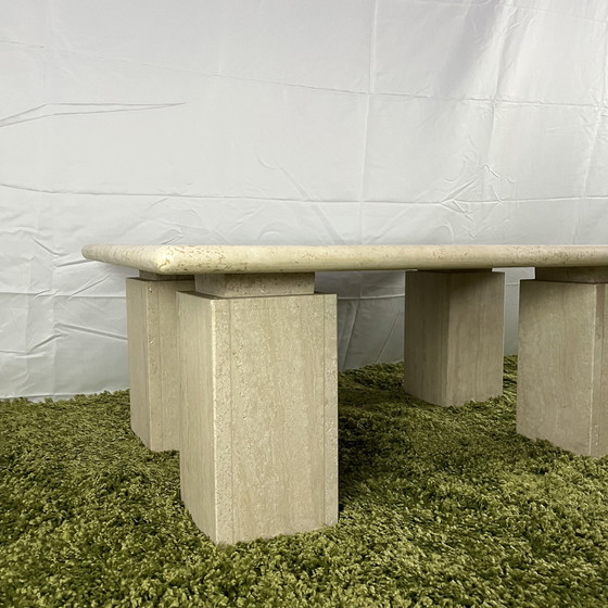 Image 1 of Table basse brutaliste en travertin