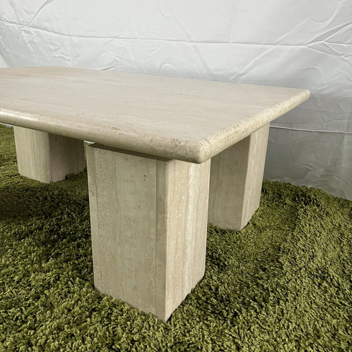 Table basse brutaliste en travertin