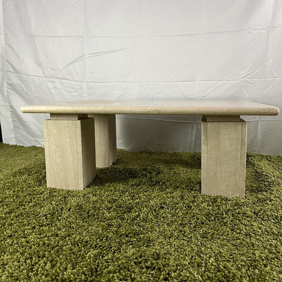 Image 1 of Table basse brutaliste en travertin