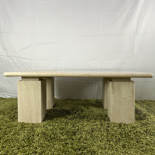 Table basse brutaliste en travertin