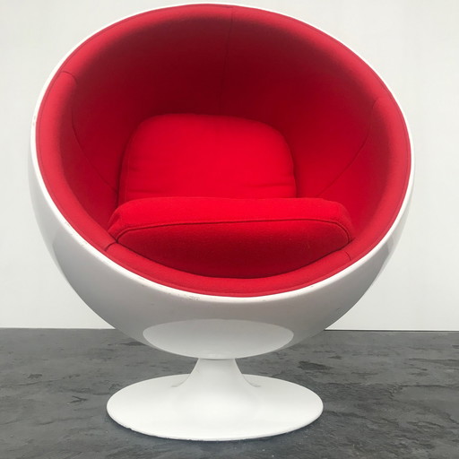 Chaise à boules de l'ère spatiale