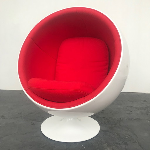 Chaise à boules de l'ère spatiale