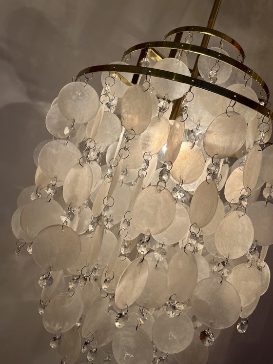 Image 1 of Lampada a sospensione vintage a conchiglia Capiz con struttura in ottone opalino 