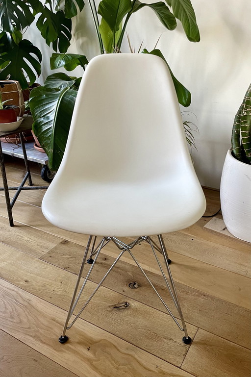 Vitra Eames Plastic Chair Dsr