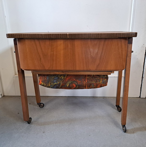 Image 1 of Chariot de boîte à couture vintage