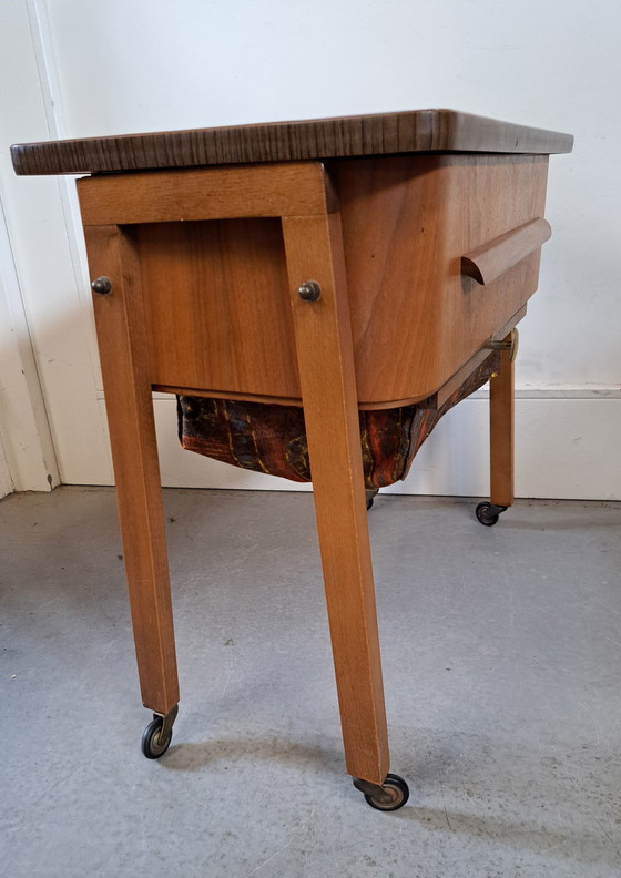 Image 1 of Chariot de boîte à couture vintage