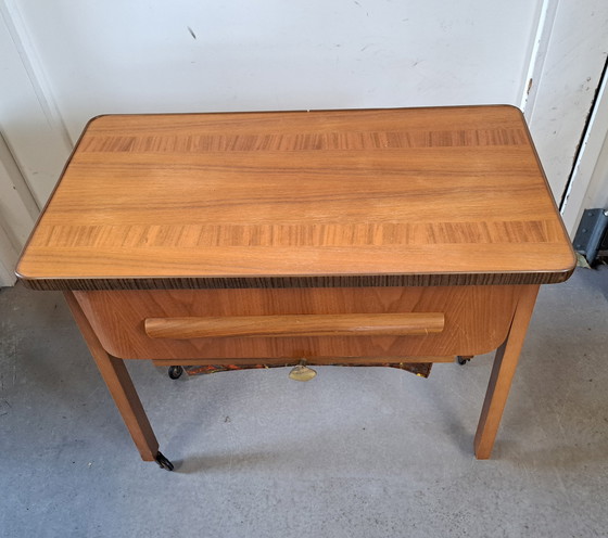 Image 1 of Chariot de boîte à couture vintage