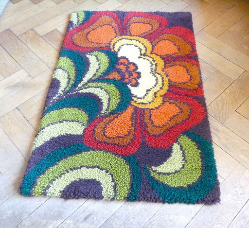 Pop 70s rug / wall hanging Hand-knotted