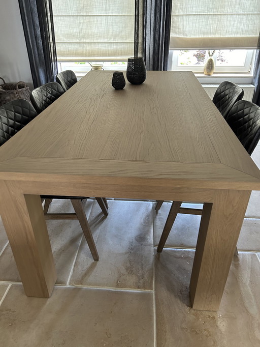 Table de salle à manger moderne en chêne