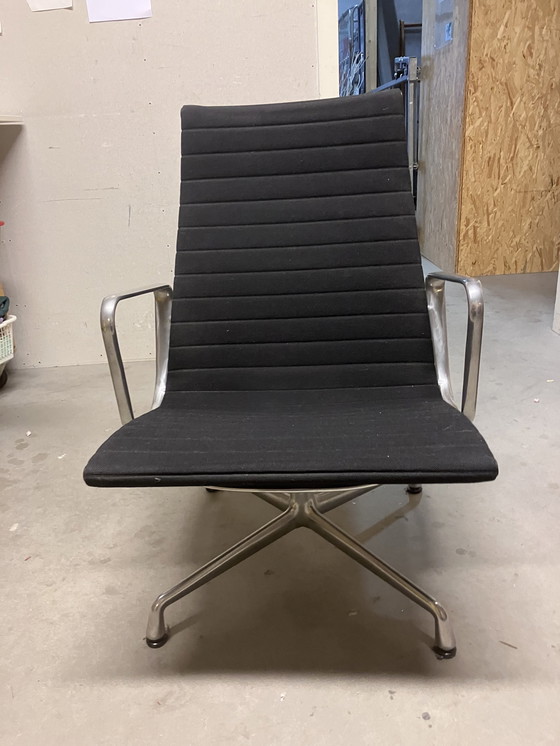 Image 1 of Vitra Charles Eames toit noir hop chrone