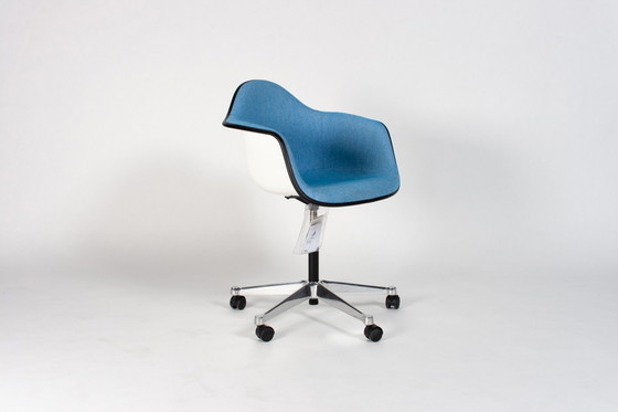 Image 1 of Vitra Eames Plastic Arm Chair PACC Blue (stock:10)