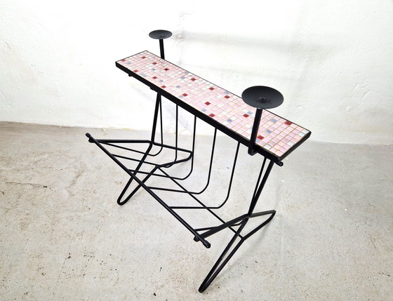 Image 1 of Tavolino vintage con portariviste e candelieri