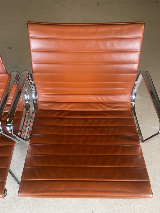 Image 1 of 2X Silla Vitra Eames EA 108 Cuero Coñac