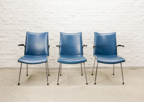 Image 1 of Gebroeders De Wit, Dutch Design Ensemble de trois chaises à accoudoirs de style hollandais. Pays-Bas, années 1960.