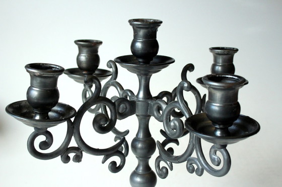 Image 1 of Candelabro alto e pesante in peltro, candeliere a 5 bracci - Vintage