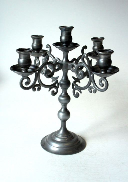 Candelabro alto e pesante in peltro, candeliere a 5 bracci - Vintage
