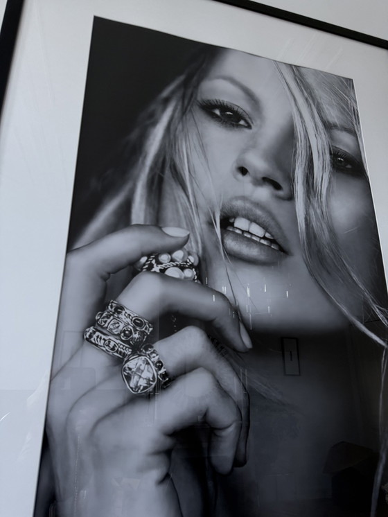 Image 1 of Fotografía XL enmarcada en madera de Kate Moss