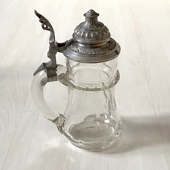 Image 1 of Jarra de cerveza de cristal de Bohemia de 1900 con tapa de peltre cincelada