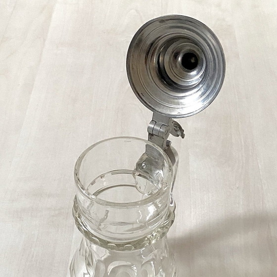 Image 1 of Jarra de cerveza de cristal de Bohemia de 1900 con tapa de peltre cincelada