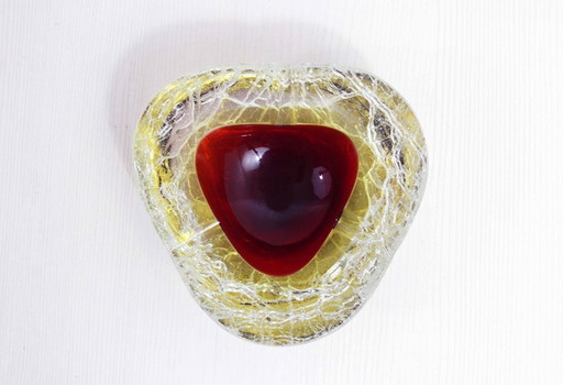 Hermoso cenicero de cristal de Murano en color dorado y rojo.