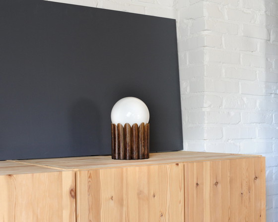 Image 1 of Lampe de table élégante en bois avec boule en verre au lait blanc