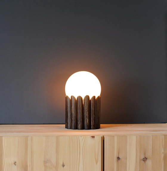 Image 1 of Lampe de table élégante en bois avec boule en verre au lait blanc