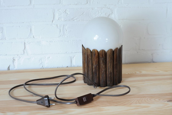 Image 1 of Lampe de table élégante en bois avec boule en verre au lait blanc