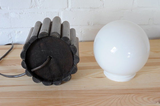 Image 1 of Lampe de table élégante en bois avec boule en verre au lait blanc