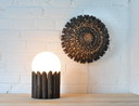 Lampe de table élégante en bois avec boule en verre au lait blanc
