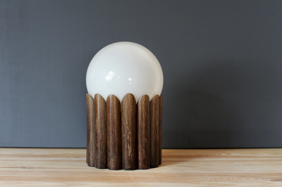 Image 1 of Lampe de table élégante en bois avec boule en verre au lait blanc