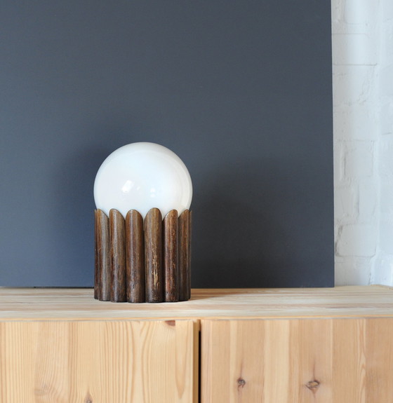 Image 1 of Lampe de table élégante en bois avec boule en verre au lait blanc