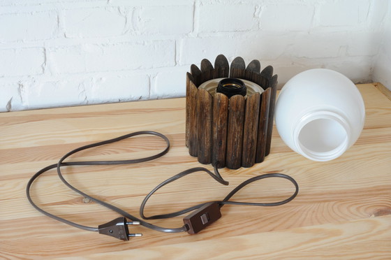 Image 1 of Lampe de table élégante en bois avec boule en verre au lait blanc