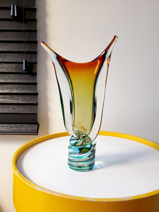 Vase en verre multicolore de Murano modèle "oreilles" avec pied tourné, technique Somserso, Italie