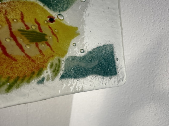 Image 1 of Plato rectangular de pescado tropical de vidrio fusionado de Peggy Karr.