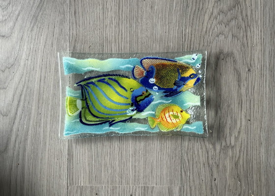 Image 1 of Plato rectangular de pescado tropical de vidrio fusionado de Peggy Karr.