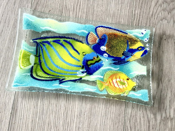 Image 1 of Plato rectangular de pescado tropical de vidrio fusionado de Peggy Karr.
