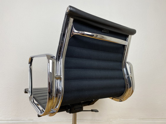 Image 1 of Vitra Aluminum Chair EA 117 desk chair by Charles & Ray Eames