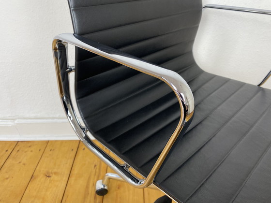 Image 1 of Vitra Aluminum Chair EA 117 desk chair by Charles & Ray Eames