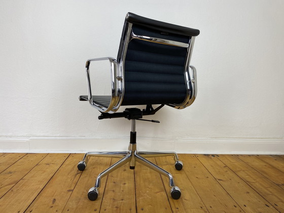 Image 1 of Vitra Aluminum Chair EA 117 desk chair by Charles & Ray Eames