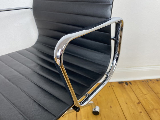 Image 1 of Vitra Aluminum Chair EA 117 desk chair by Charles & Ray Eames