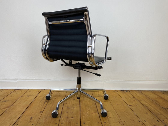 Image 1 of Vitra Aluminum Chair EA 117 desk chair by Charles & Ray Eames