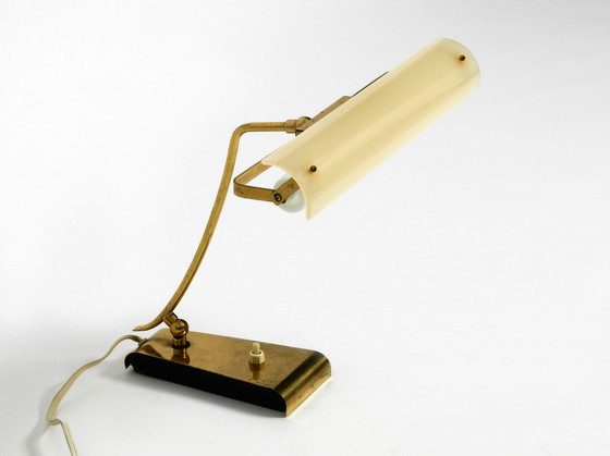 Image 1 of Lampe de bureau en laiton Mid Century Modern avec un abat-jour en plexiglas et une ampoule à brancher.