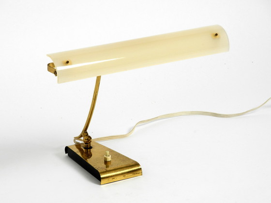 Image 1 of Lampe de bureau en laiton Mid Century Modern avec un abat-jour en plexiglas et une ampoule à brancher.